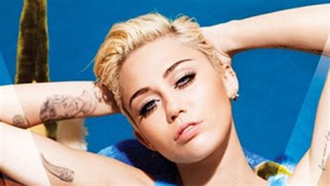 Miley Totally Naked! Singer Shows Boobs & Crotch in New。